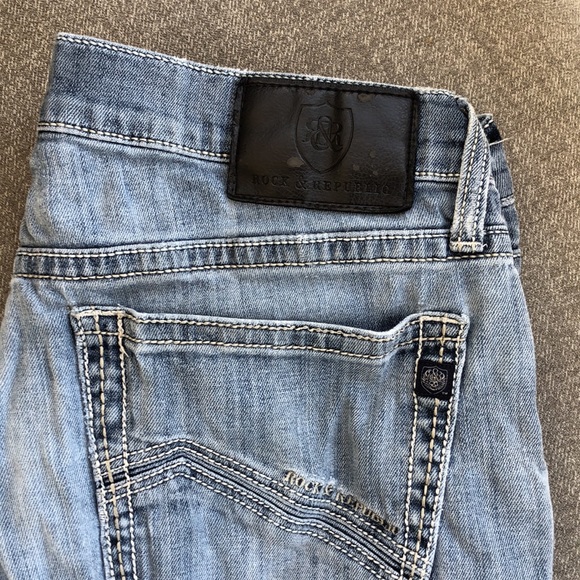 ROCK & REPUBLIC Relaxed Straight Fit Destroyed Jeans - Picture 2 of 9